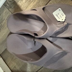 OOFOS Women's Slip-On Sandals